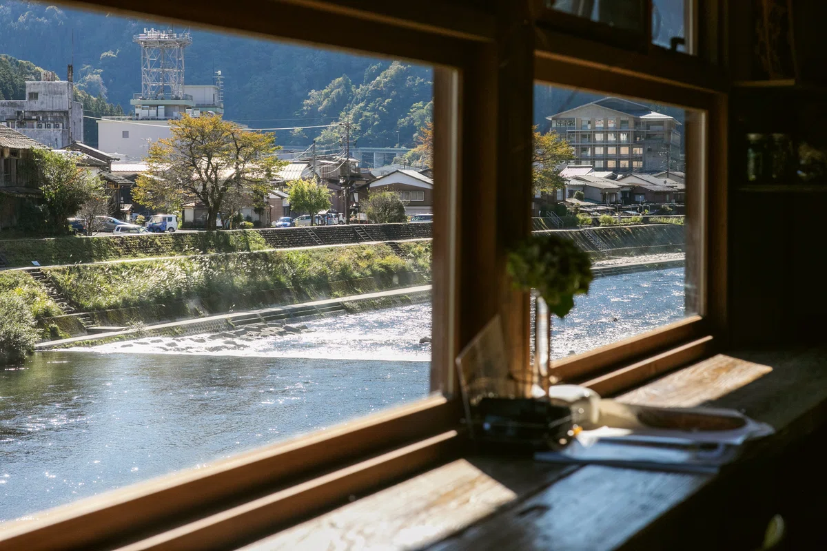 カウンターに双眼鏡━━カフェx絶景、岐阜の喫茶店文化革命 | Forbes