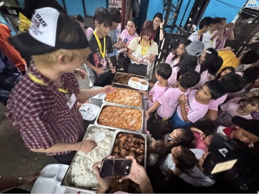 スラムの子どもたちへの炊き出しボランティアに参加する武蔵野大学の学生たち