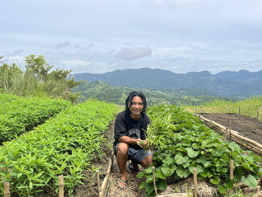 パイロットファームを背に、加勢野禅氏