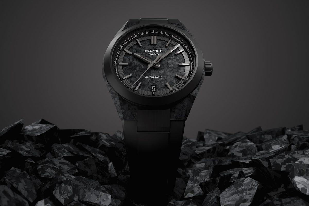 ケースにもフォージドカーボンを使用したEFK-100XPB-1A（Casio）