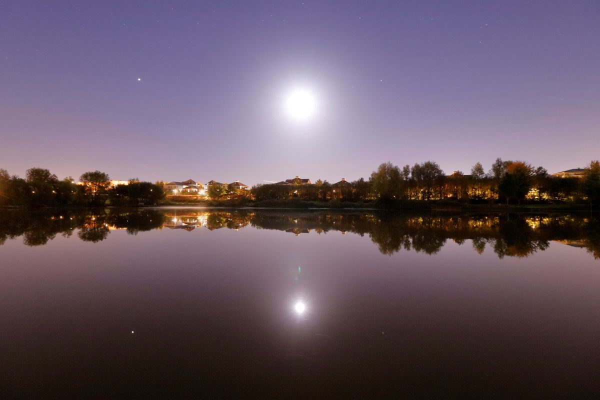 流星が流れ、月とすばるが寄り添う 土星からも目が離せない今週の夜空
