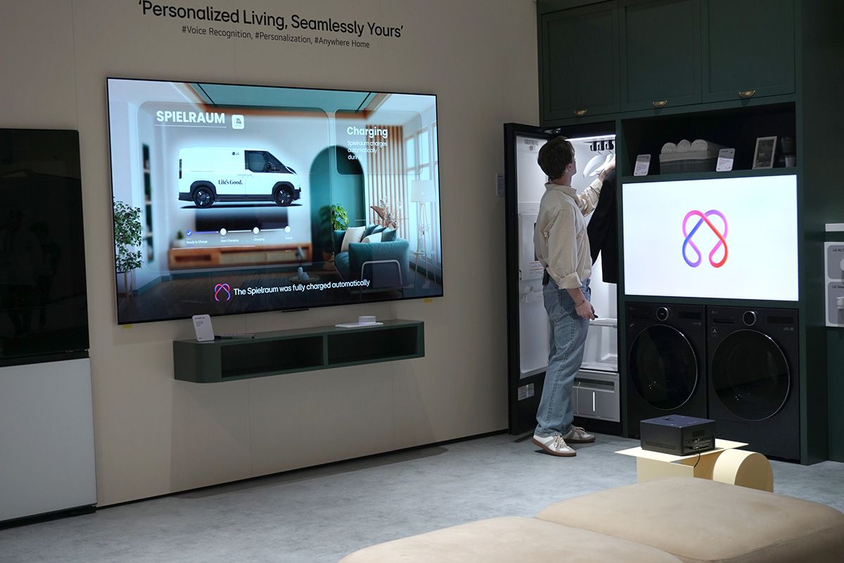 LGがIFAの会場で見せた、さまざまなスマート家電を独自の生成AIエージェントにより操作する生活イメージ。前段にThinQ ONを中心とするAIプラットフォームを、ユーザーのニーズに合わせてマンションデベロッパ等のパートナーと一緒に作り込むプロセスが入る