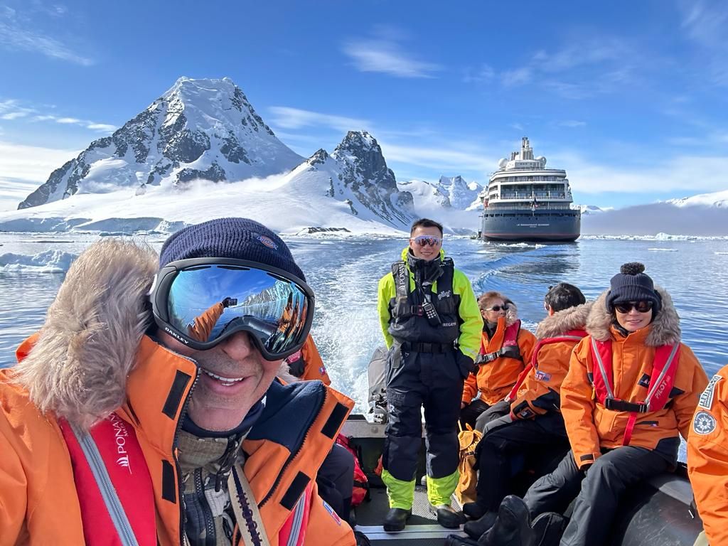 昨年、友人とともに南極旅行を満喫したというステファン・ラフェイ。ほかにも趣味のフィッシングを楽しむために、ヘリをプライベートでチャーターしてアラスカやシベリアを旅してきたという。彼のこうしたラグジュアリーな体験、そしてグローバルビジネスのプレイヤーとして世界を股にかけてきただけでなく、人生を存分に楽しむライフスタイルそのものが、サファイアラウンジの運営には生かされているのである。