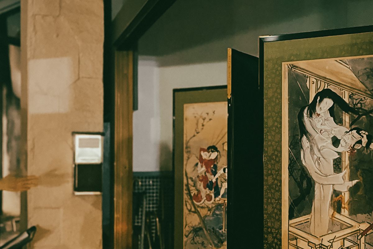 二曲一隻屏風『播州皿屋敷 鉄山下屋敷』（手前）『競伊勢物語 春日野小芳住家』（奥）