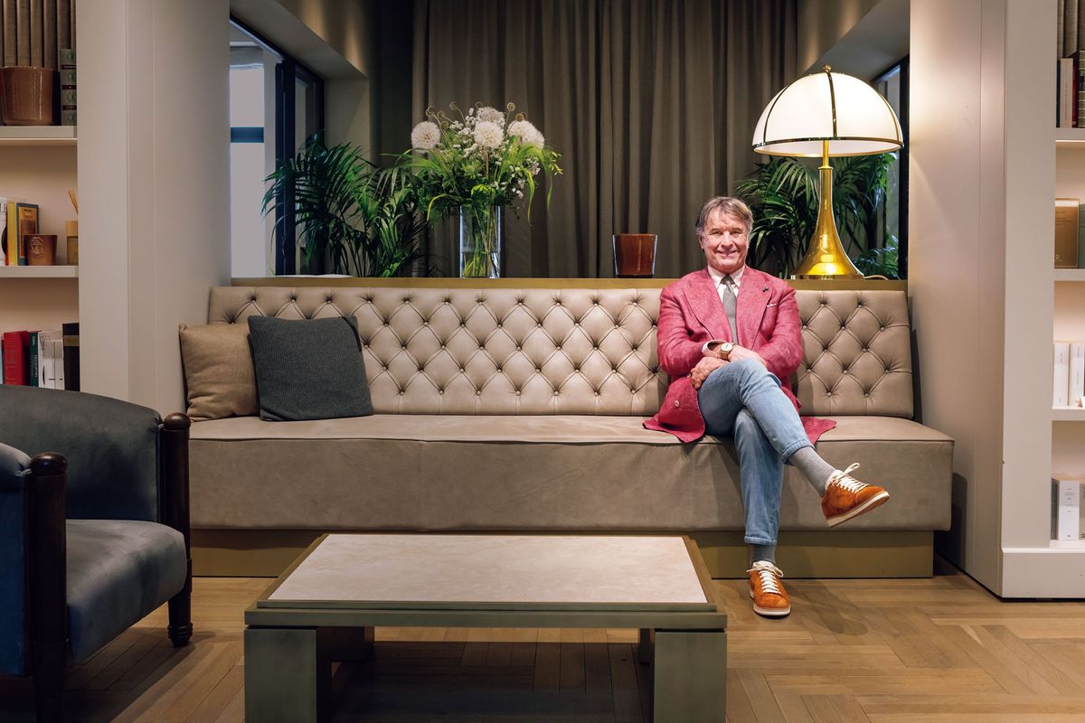 色鮮やかなワン＆ハーフ・ブレストジャケットにフェードしたジーンズ、スニーカーという若々しい装いでくつろぐブルネロ・クチネリ氏。新鮮な印象だが、ブランドのトレードマークでもあるグレーのソリッドタイは忘れない。あくまで自分らしく変化を取り入れる、お手本のようなスタイルだ。