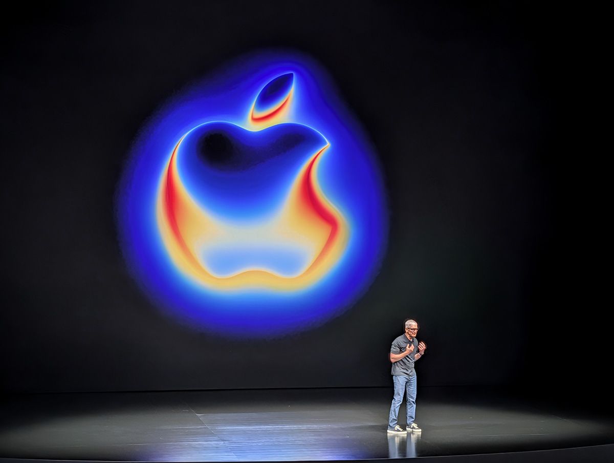 アップルがクパティーノの本社で開催した新製品発表会のステージに、冒頭CEOのティム・クック氏が登壇。革新的な製品の発表を宣言した