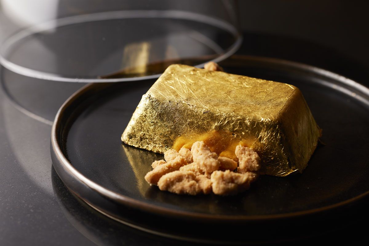 金箔をまとった姿はまさに金の延べ棒？ スモークとともに供される「ゴールドバーチョコレート」（3500円）。