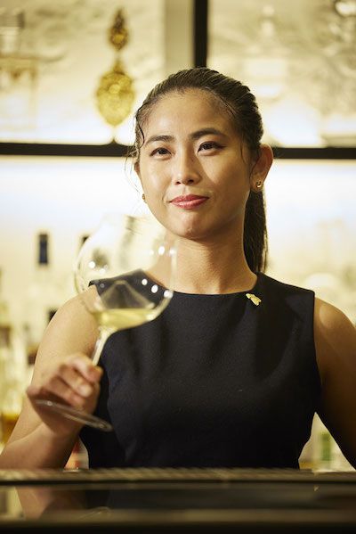 権威あるカクテルコンペ「マスタークラス」でチャンピオンに選出された岸田氏。