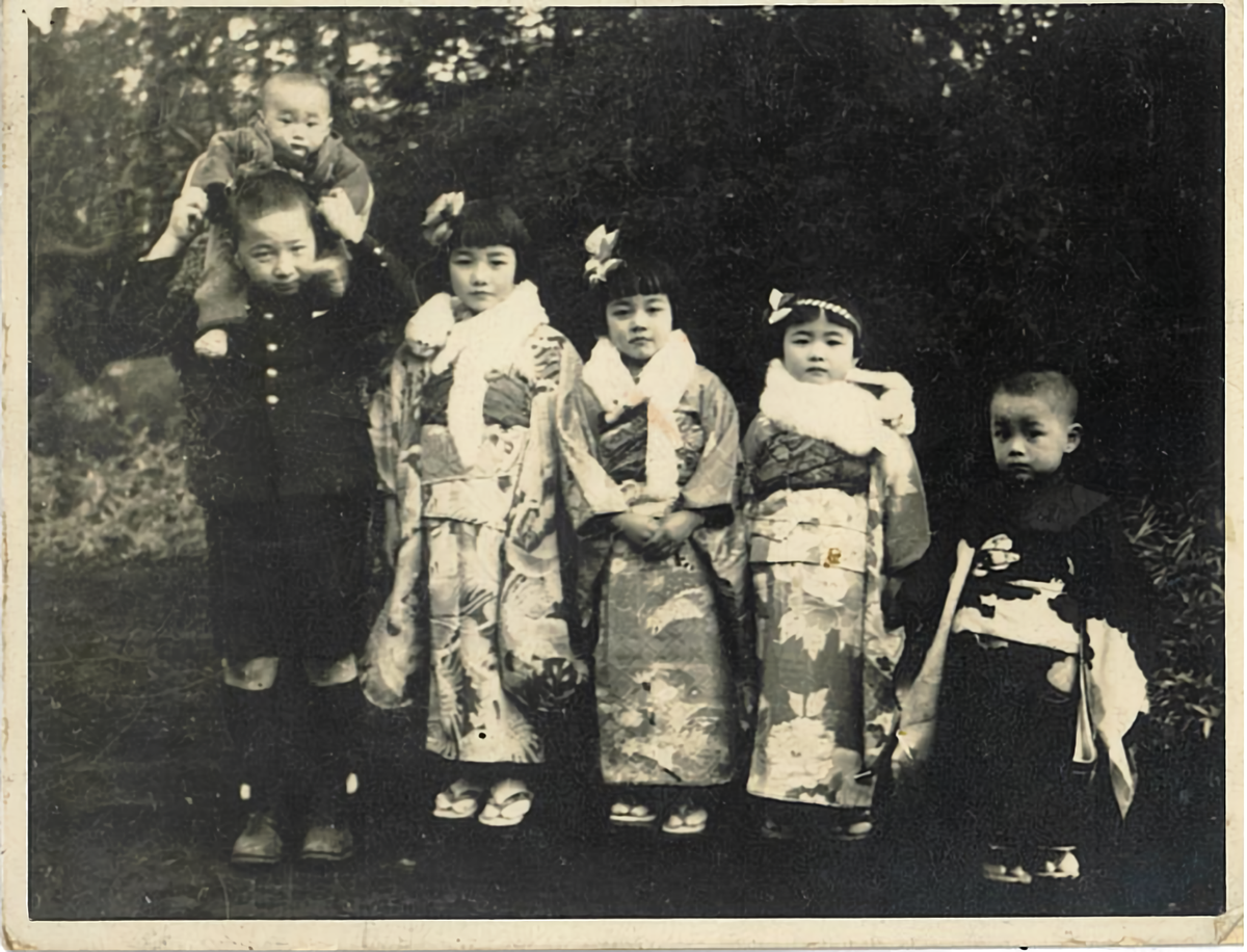 5歳の柴内さん（右から2番目）。8人兄弟の３女として育った