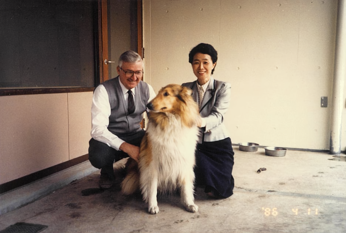 「みこころの里」でマクドナ施設長と施設長の愛犬ビューティーと