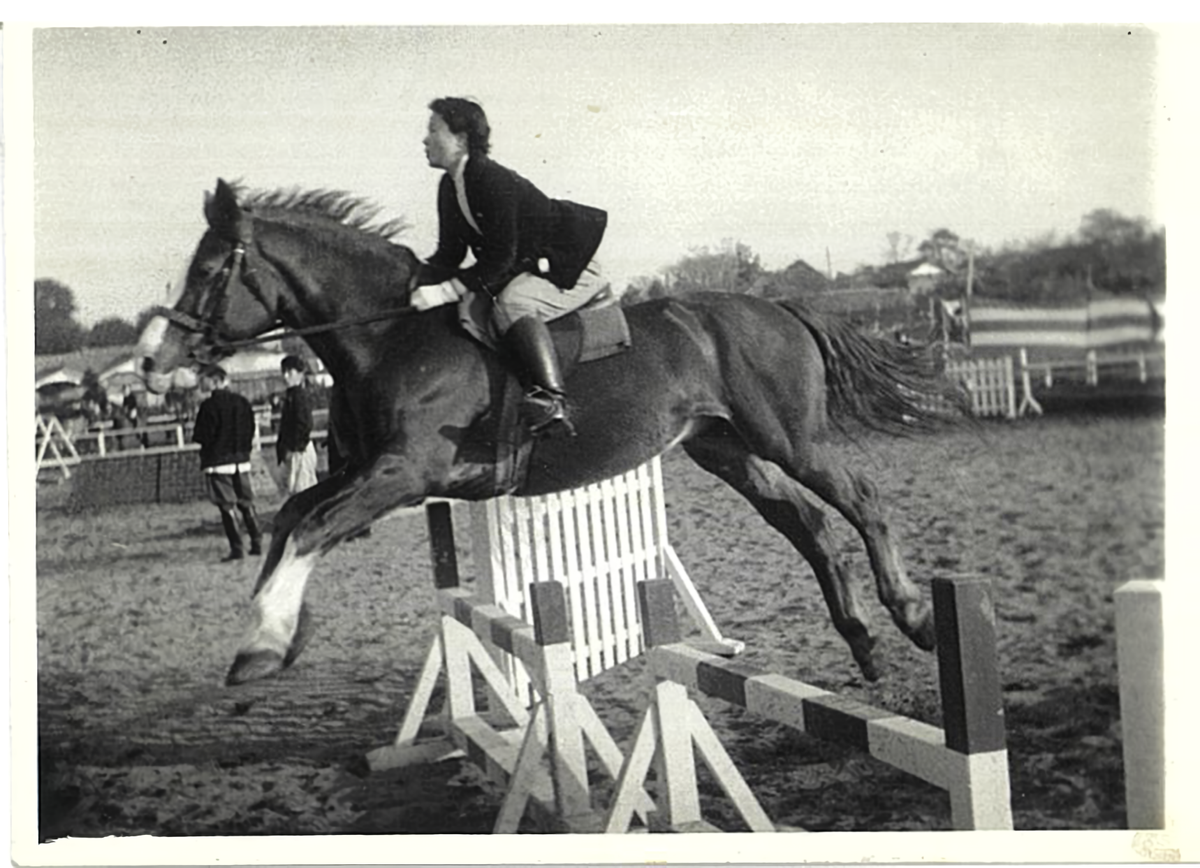 &nbsp;大学２年の時、騎乗する柴内さん