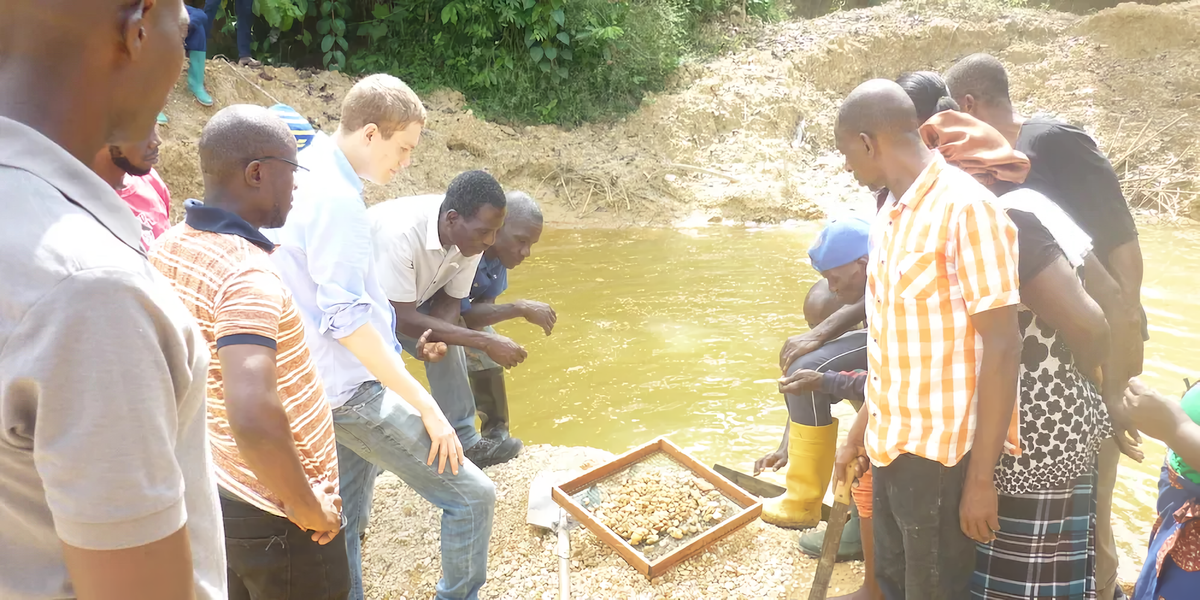 DFPが米国から招いたダイヤモンド採掘の専門家が、リベリアで効率的な採掘の基礎などについてワークショップを行う様子