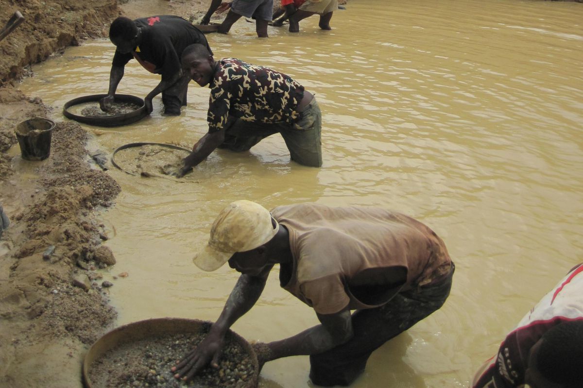 零細採掘労働者によるダイヤモンド採掘の様子