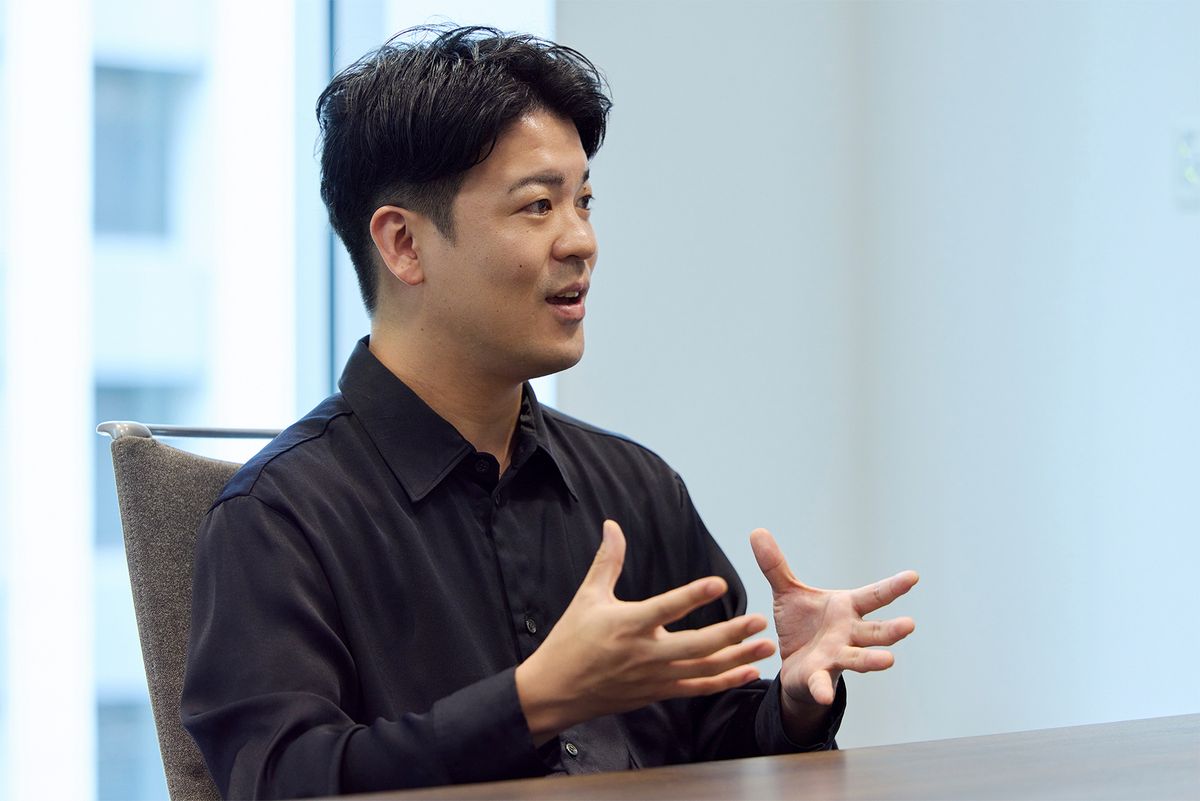 いしがみ・けん◎丹青社 B-OWND室 室長。1992年生まれ。10代から画家である父の作品販売を手がける。 2019年、アート・工芸作品のプラットフォーム「B-OWND」を創設。