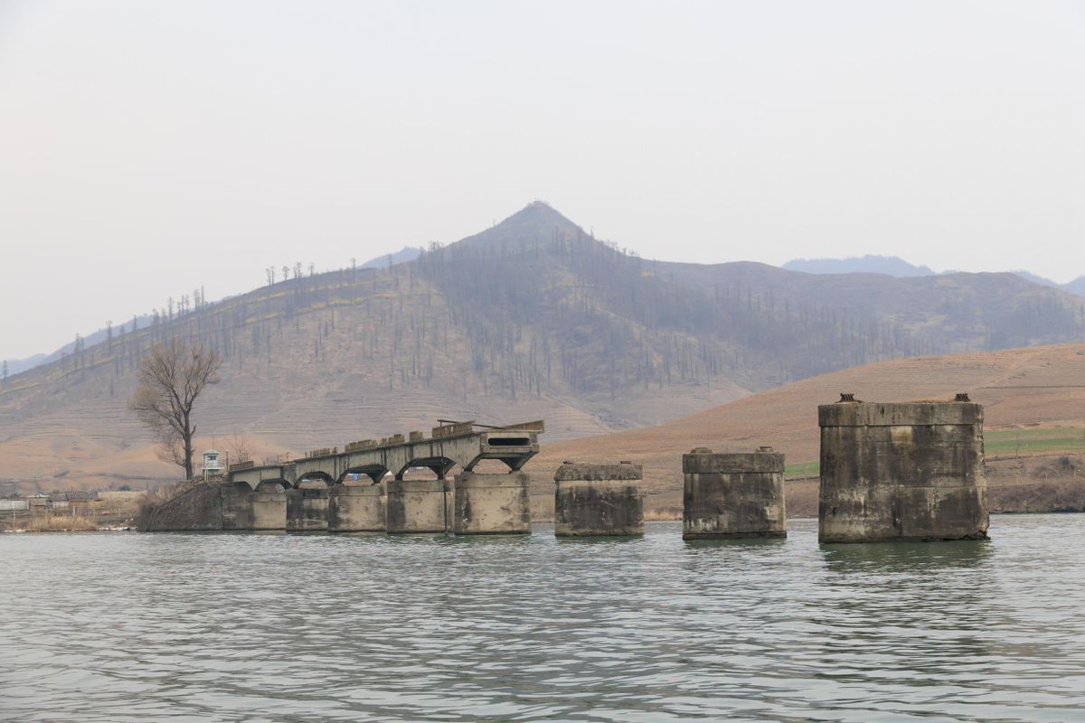 河口断橋も朝鮮戦争時に米軍機で破壊された中朝国境橋。写真は、遊覧船から見た北朝鮮側の橋梁の一部