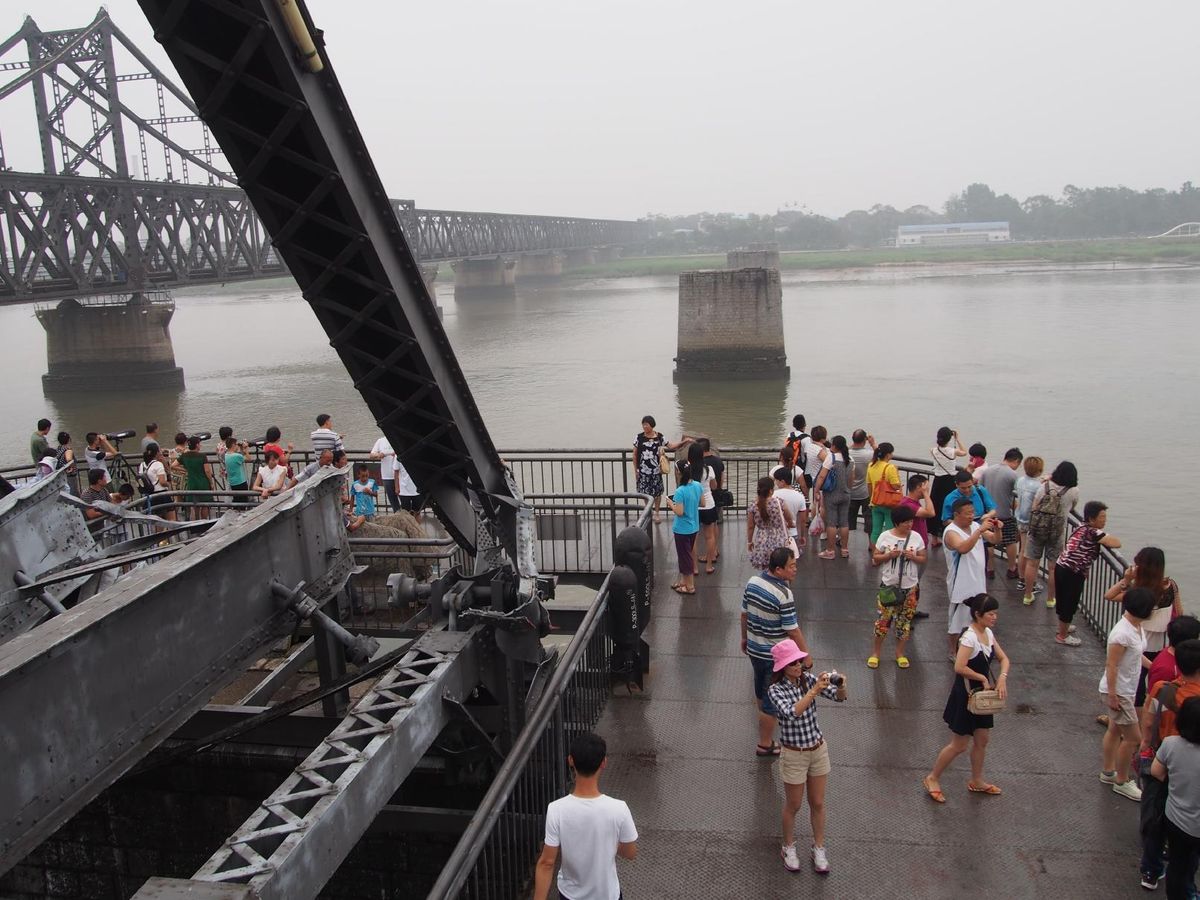 鴨緑江断橋のいちばん先は展望台になっていて、北朝鮮側は橋脚のみが残されている