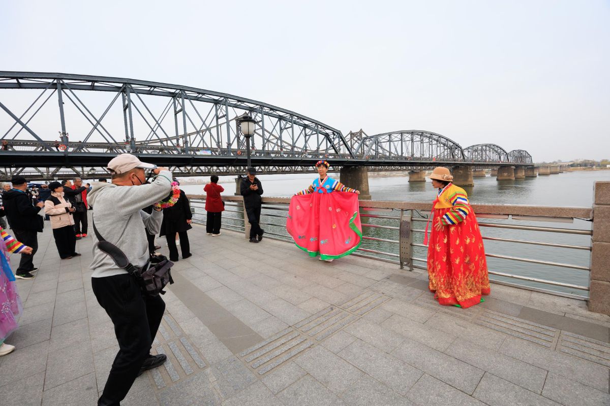 国境遊覧ボートは、下流に向かって新鴨緑江大橋付近で折り返してくるコースと、上流に向かうコースがある。対岸の北朝鮮側のすぐそばを航行する