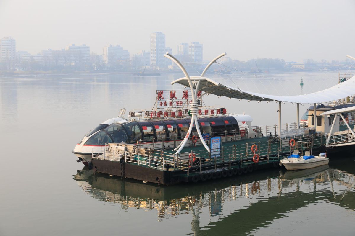 国境遊覧ボートは、下流に向かって新鴨緑江大橋付近で折り返してくるコースと、上流に向かうコースがある。対岸の北朝鮮側のすぐそばを航行する