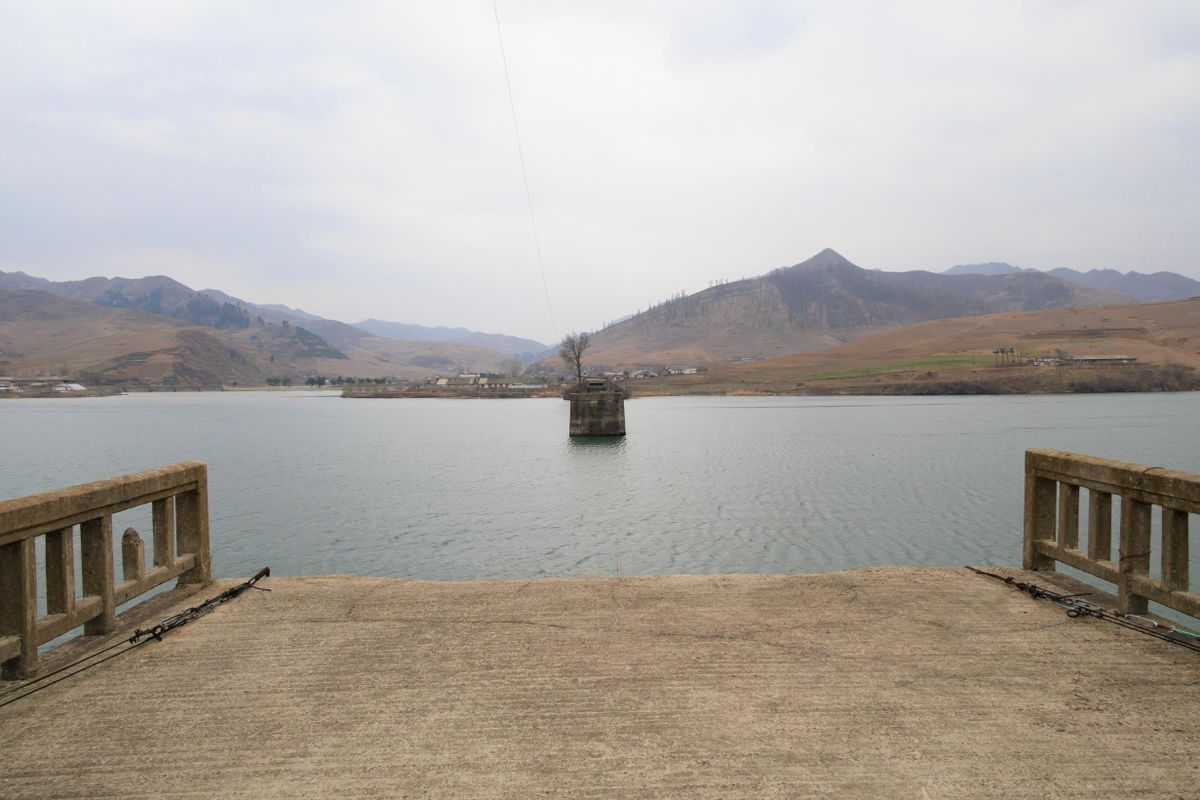 河口断橋を歩いていくと、突然橋桁が視界から消える