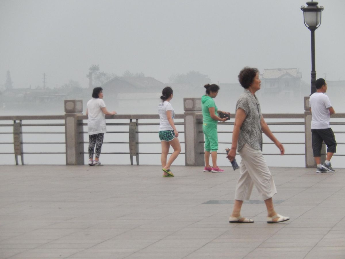 鴨緑江沿いは公園になっていて、朝は地元市民が散歩する姿が見られる。対岸の北朝鮮の町、新義州も間近に見えるが、家屋は老朽化しているさまがうかがえる