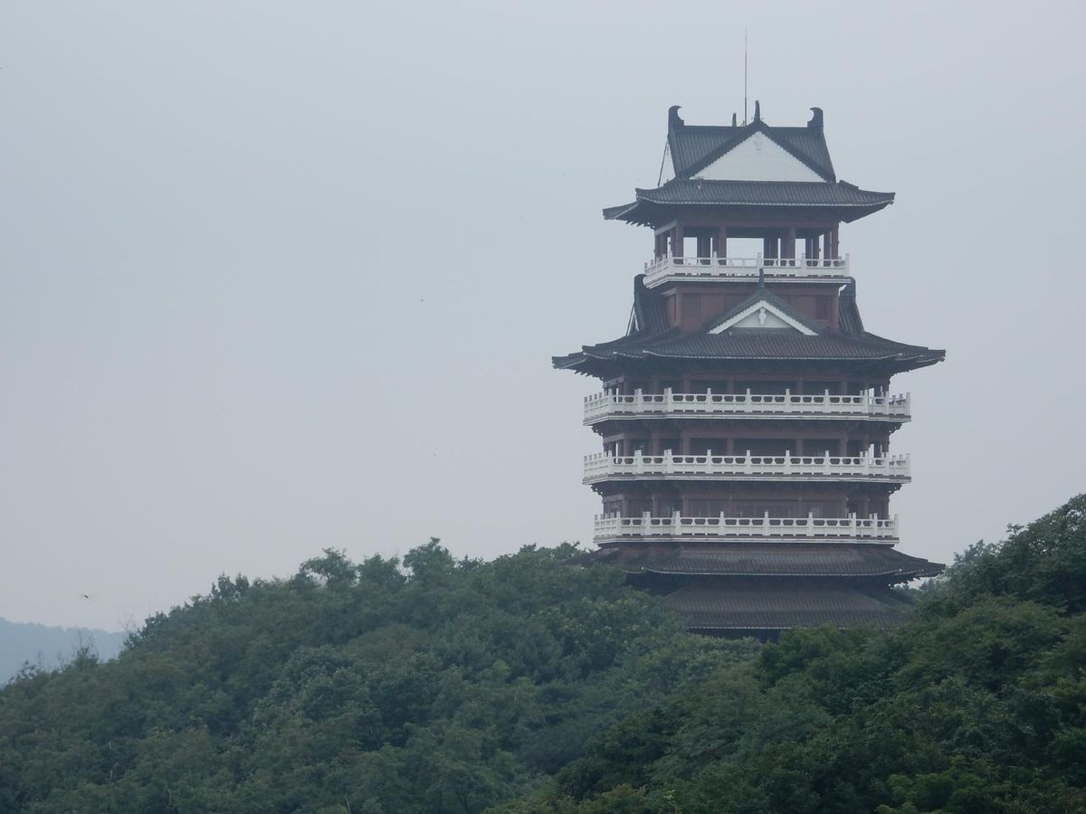 丹東の市街地の北部にある錦江山公園の山頂に建てられた「曙光閣」という展望台は日本の城郭風の建物