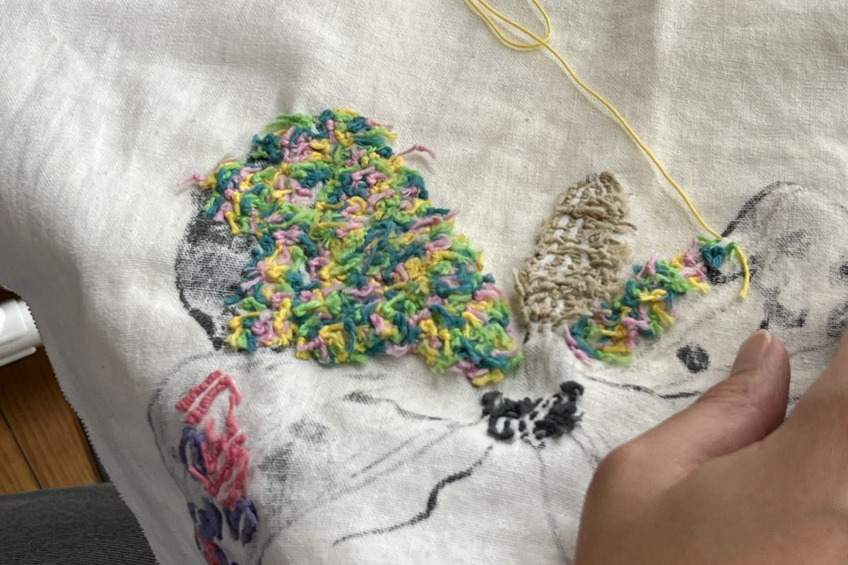 蝶々の絵柄に塗り絵するように刺し子する