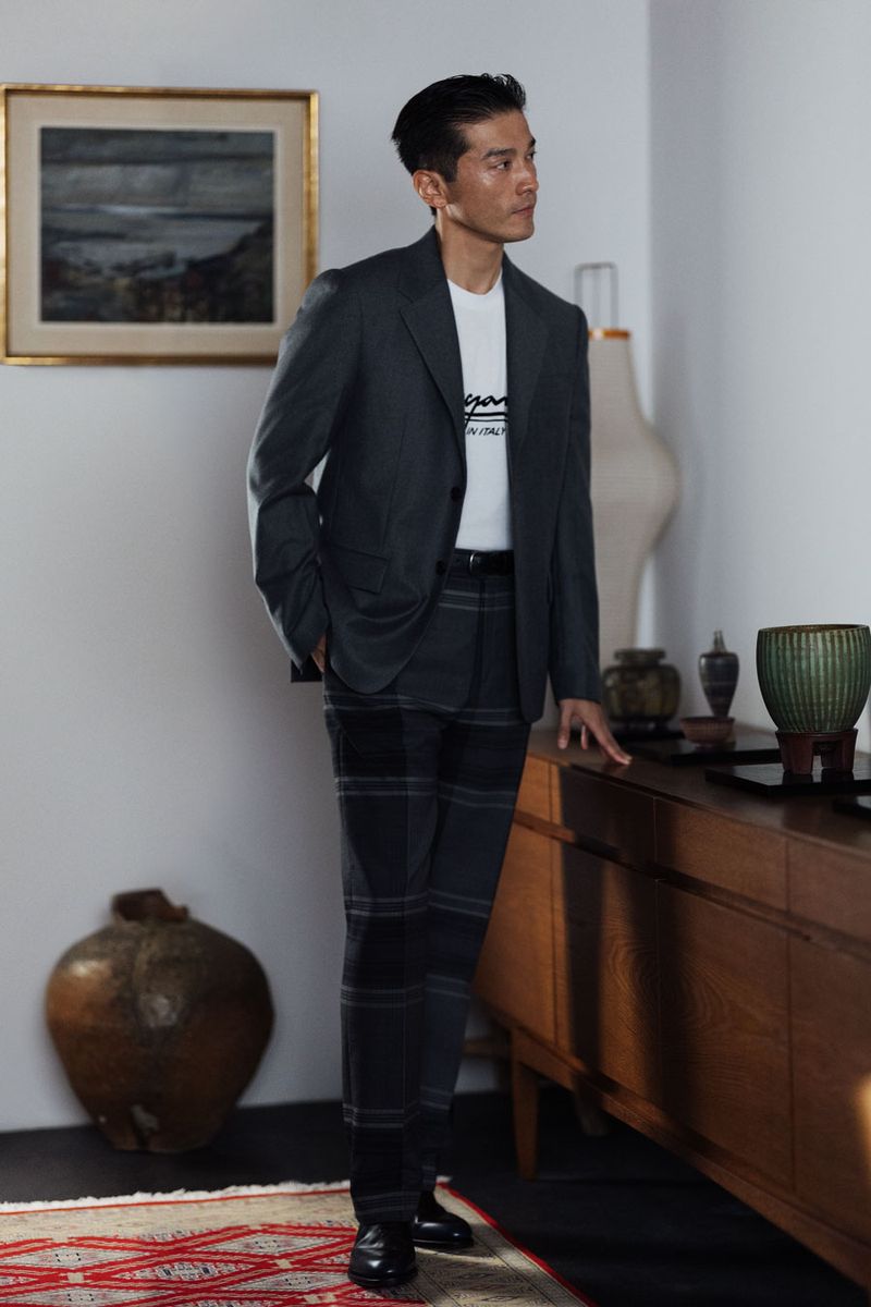 ジャケット319000円、Tシャツ71500円、パンツ165000円、靴209000円〈すべてフェラガモ／フェラガモ・ジャパンTel:0120-202-170〉ベルトはスタイリスト私物