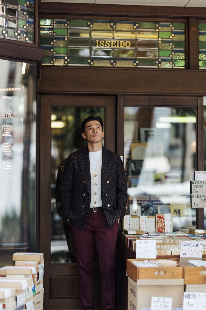 ジャケット988900円、カーディガン433400円、Tシャツ86900円、パンツ124300円、ベルト134200円〈すべてブルネロ クチネリ／ブルネロ クチネリジャパンTel:03-5276-8300〉