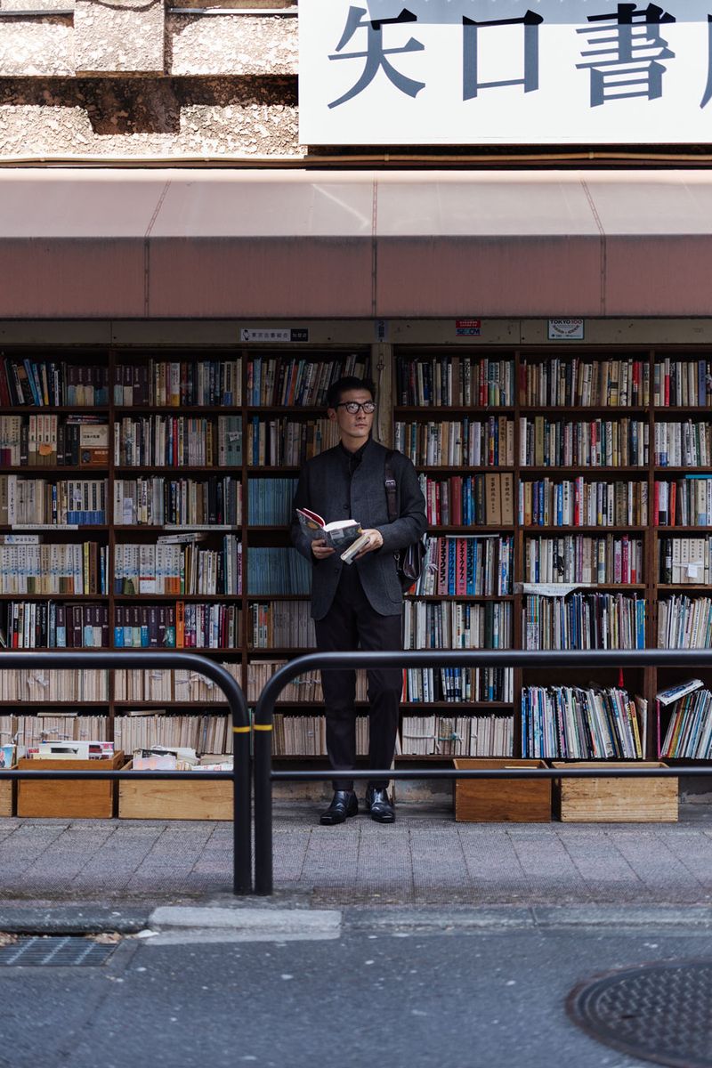 ジャケット533500円、シャツ［ともに参考色］129800円、パンツ148500円、靴353100円、バッグ409200円〈すべてベルルッティ／ベルルッティ・インフォメーション・デスクTel:0120-961-859〉 メガネ49500円〈モスコット／モスコット トウキョウTel:03-6434-1070〉