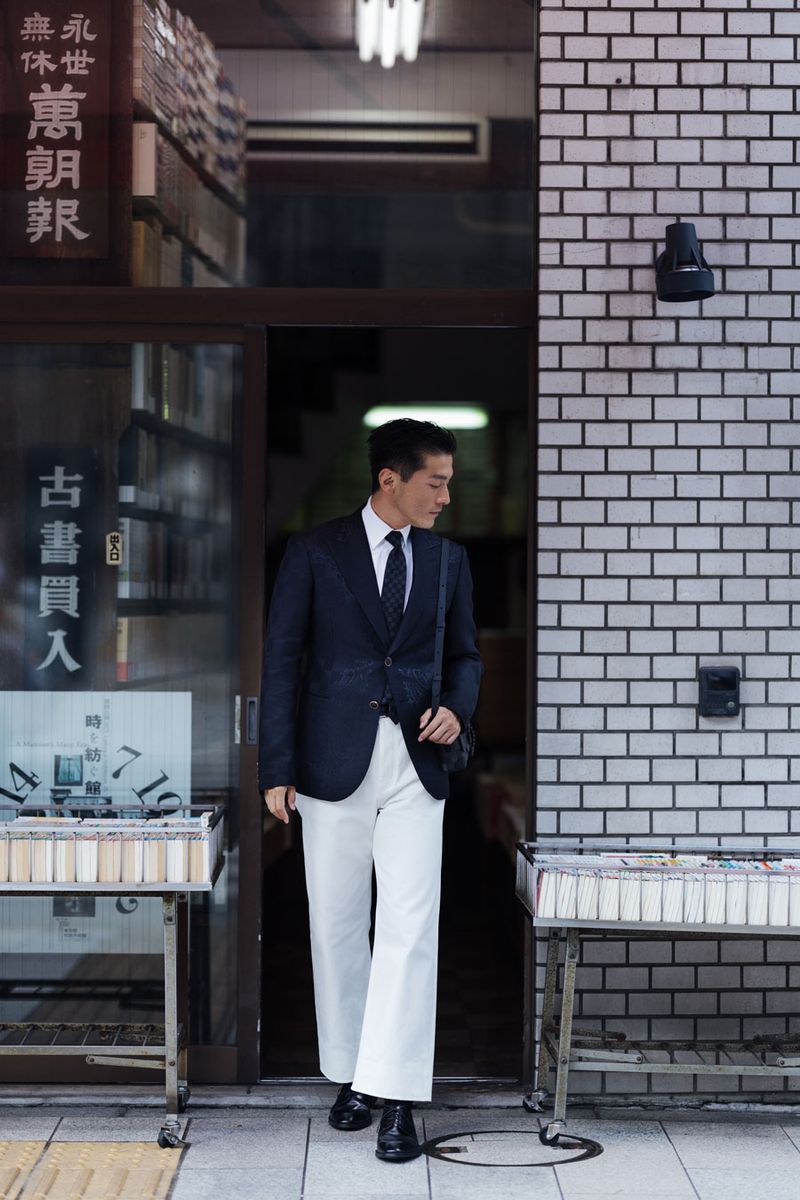 ジャケット616000円、シャツ参考商品、靴180400円［ともに予定価格］、タイ36300円、ジーンズ195800円、バッグ334400円、〈すべてルイ・ヴィトン／ルイ・ヴィトン クライアントサービスTel:0120-00-1854〉