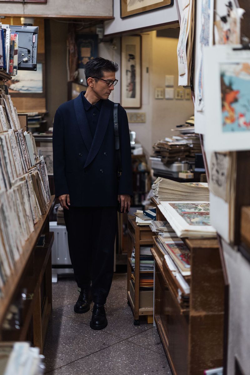 ジャケット627000円、ポロシャツ286000円、パンツ495000円、靴201300円、バッグ308000円〈すべてジョルジオ アルマーニ／ジョルジオ アルマーニ ジャパンTel:03-6274-7070〉 メガネ52140円〈ジョルジオ アルマーニ／ルックスオティカジャパン カスタマーサービスTel:0120-990-307〉