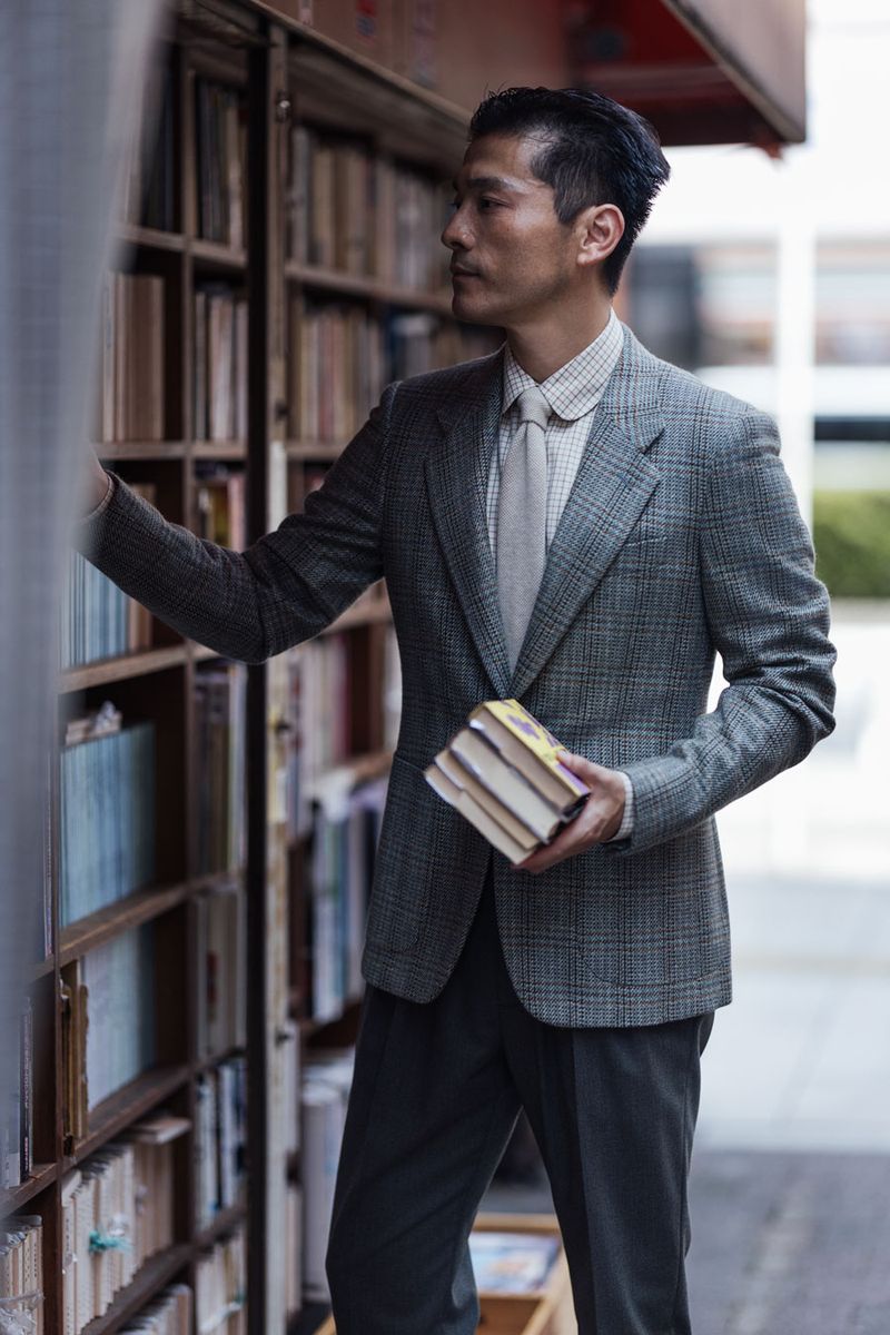 ジャケット1045000円、シャツ168300円、タイ47300円、パンツ205700円〈すべてロロ・ピアーナ／ロロ・ピアーナ ジャパンTel:03-5579-5182〉