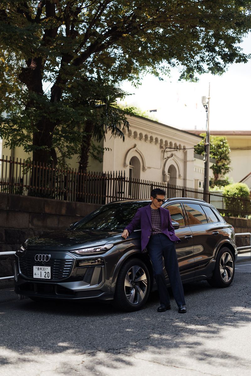 ジャケット581900円、セーター170500円、パンツ161700円、靴192500円、サングラス40656円〈すべてエトロ／エトロ ジャパンTel:03-3406-2655〉「Audi Q6 e-tron quattro advanced」サイズ：全長4770×全幅1940×全高1695mm、車両重量：2410kg、駆動方式4WD、最高出力：285kW。9980000円〜［車両本体価格］〈アウディ／アウディ ジャパンTel:0120-598106〉