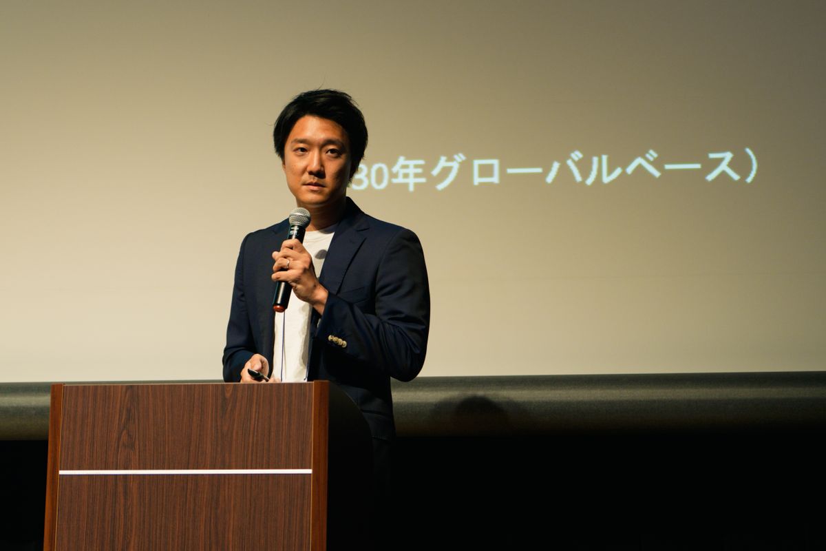 最優秀賞を受賞したライノフラックスCEOの間澤敦。スマートなプレゼンを展開した。