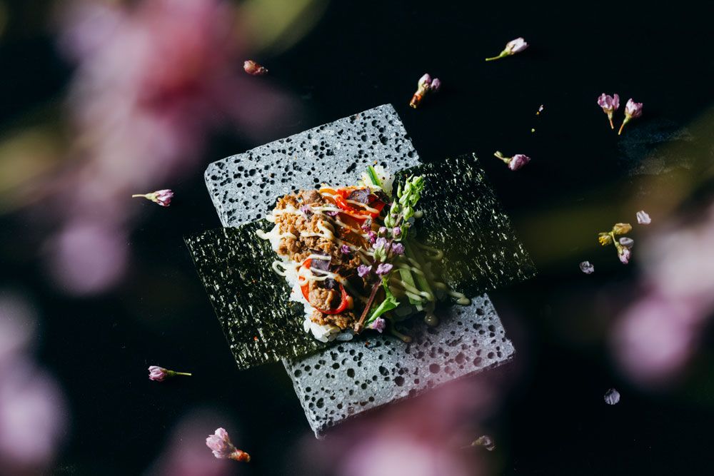 熊本県産 延寿牛のユッケ 生雲丹 石焼き手巻き寿司