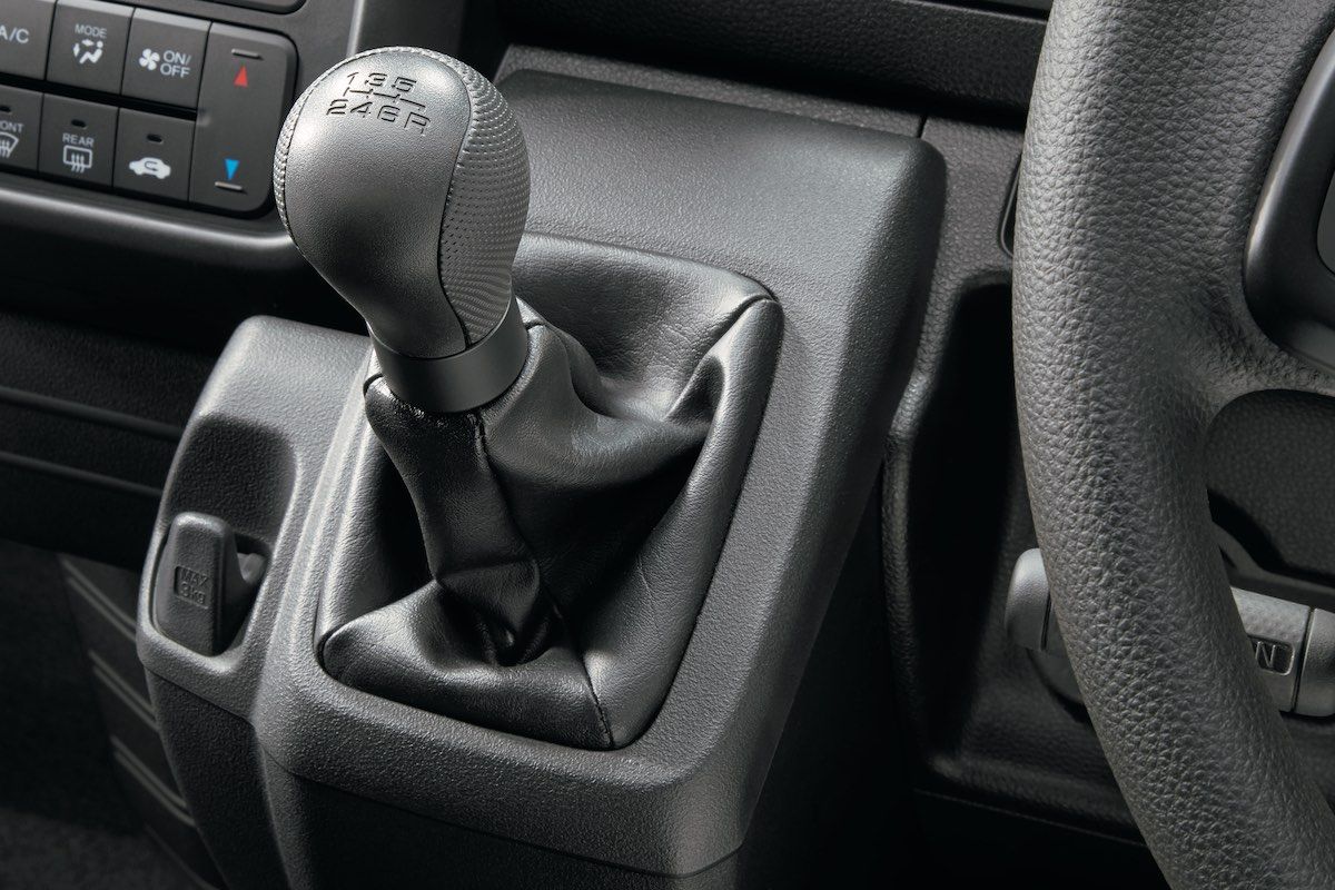 ホンダは軽バンにも6速MTを設定している（Honda）