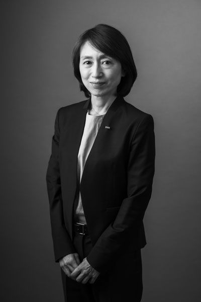 矢野絹子◎KDDIコーポレート統括本部 サステナビリティ経営推進本部長 兼 コーポレート戦略室長。1992年入社後、携帯電話料金サービス業務に従事。2013年より宣伝部にてプロモーションやブランディングを担当。2018年よりKDDIグループのEコマースやTV通販の事業会社にて、副社長を歴任。24年1月よりサステナビリティ経営推進本部長、25年4月より現職。