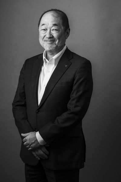 横山之雄◎日清食品ホールディングス常務執行役員兼米州総代表。みずほ銀行（旧：富士銀行）の執行役員を経て、2008年に日清食品ホールディングス入社。執行役員財務部長を経て、10年以降はCFOとして財務部門を統括。21年CSOに就任し、ESG課題を含む経営課題に対処しながら独自のCSV経営を追求し、中長期成長戦略成就に向け取り組んできた。25年4月より現職。