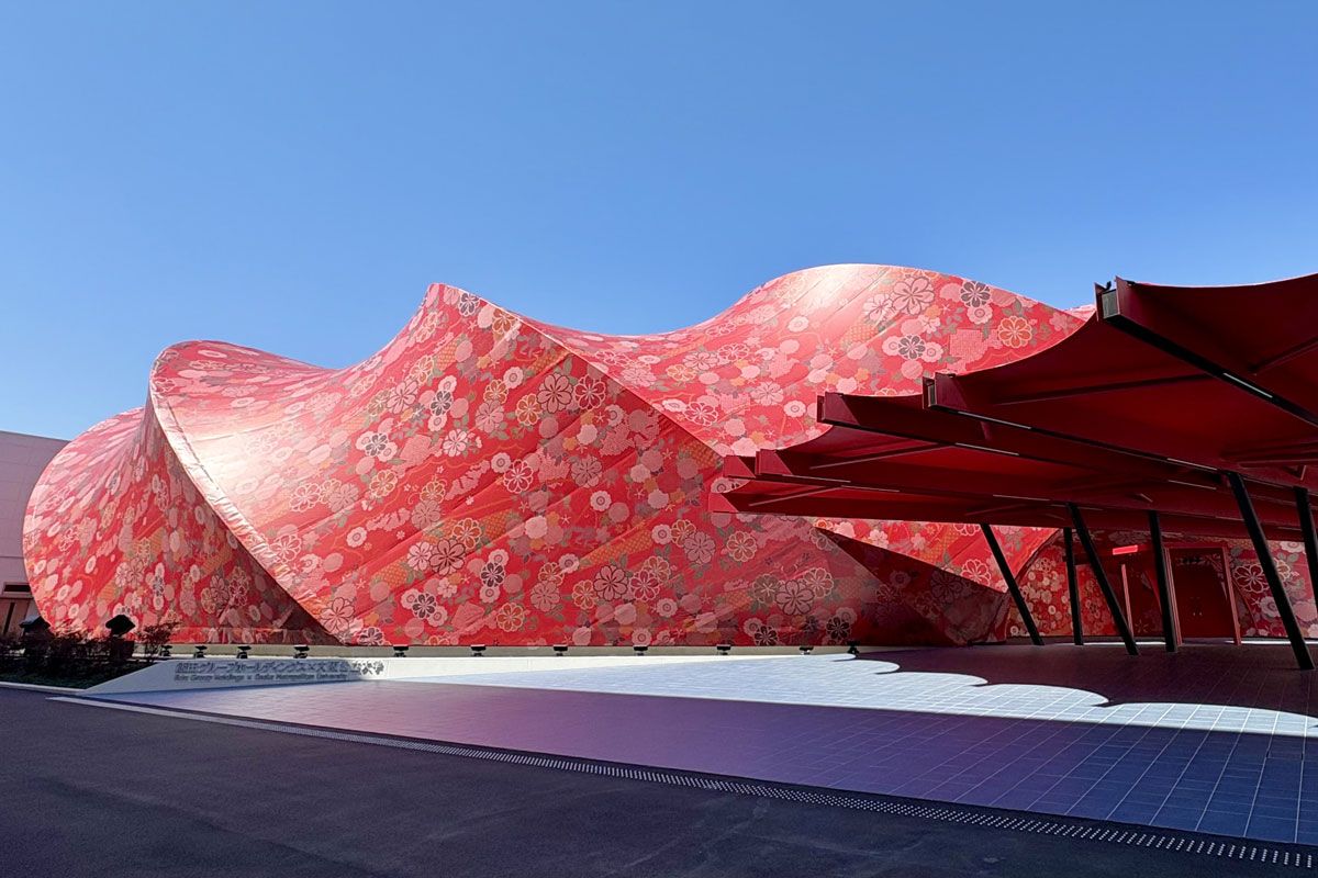 2025年大阪・関西万博では、伝統的な西陣織を外壁に使用したパビリオンが登場（飯田グループホールディングスと大阪公立大学の共同出展）。その製作を担当した。courtesy of 飯田グループホールディングス