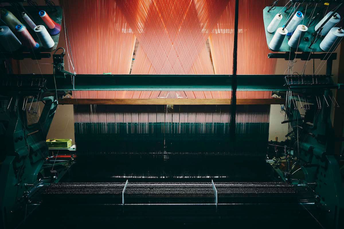 独自開発した150㎝幅の織機。継ぎ目がなくなることで使用用途を格段に広げた。courtesy of HOSOO