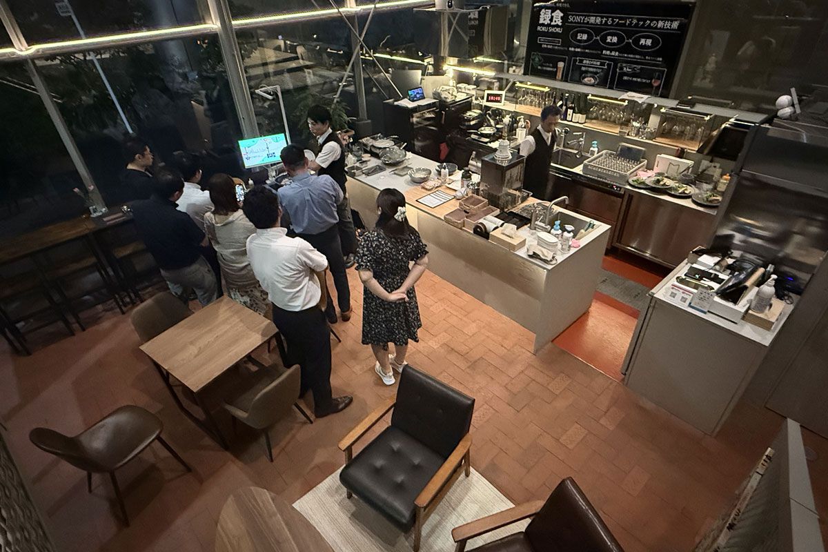 東京・京橋に期間限定で実験レストラン「SUIBA by 京橋キッチン」をオープン。録食の再現の様子も見学しながら、複数の有名シェフの味をコース仕立てで食べることができる（予約制）。