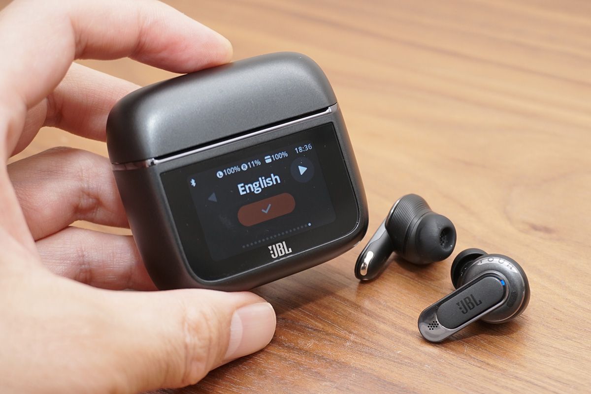 JBLは充電ケースにタッチディスプレイの他、様々な機能を搭載するワイヤレスイヤホン「Tour Pro 3」を商品化している