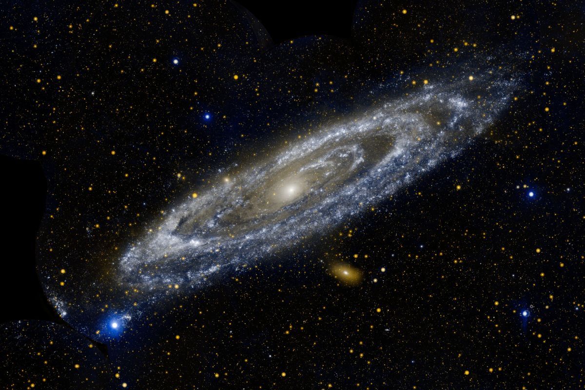 NASAの紫外線観測衛星GALEX（Galaxy Evolution Explorer）が捉えたアンドロメダ銀河（M31）。青色は遠紫外線、オレンジ色は近紫外線を表している（NASA/JPL-Caltech）