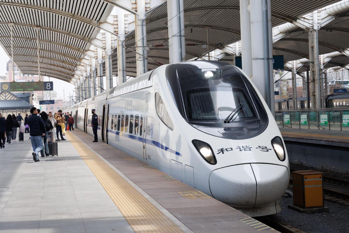 大連発の高速鉄道に乗れば、約2時間で丹東に着く