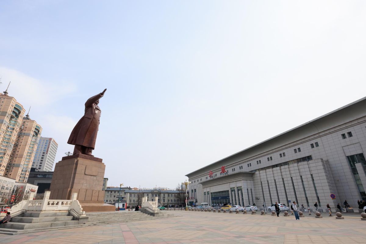 丹東駅は北朝鮮に向かう国際列車が発着する国際ターミナル駅。駅前に毛沢東の像が建つ