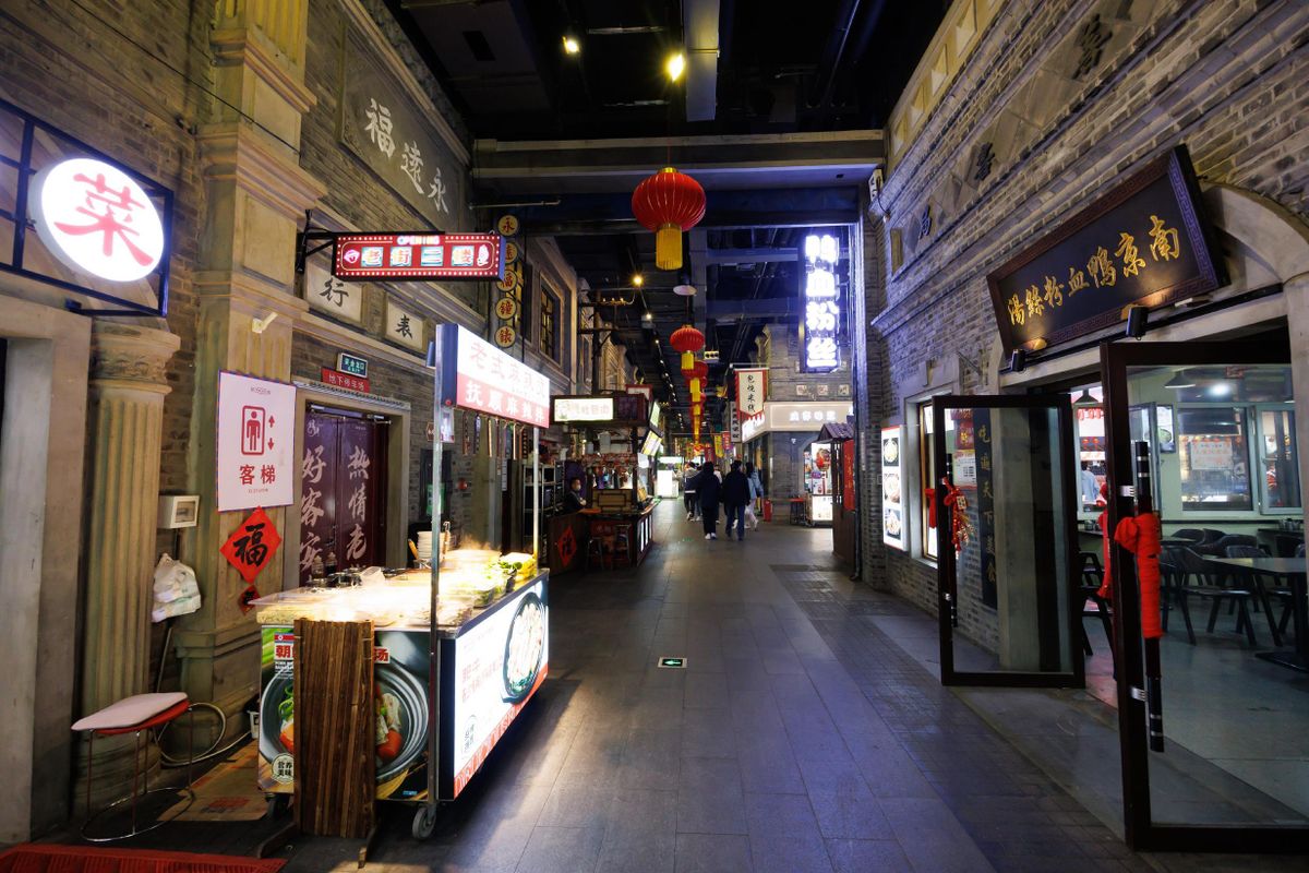 「安東老街」の館内は、1930年代の丹東の繁華街の街並みが再現され、飲食店が並ぶ