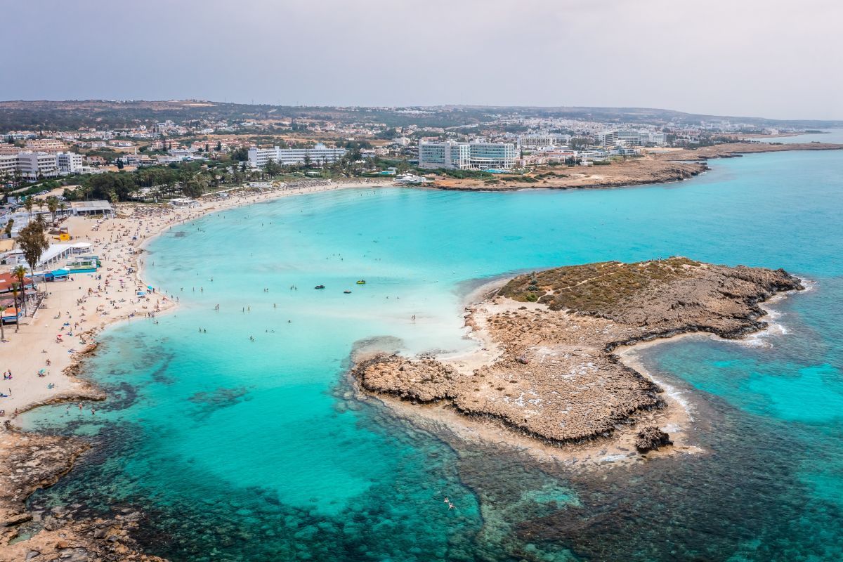 キプロスのニッシ・ビーチ（Shutterstock.com）