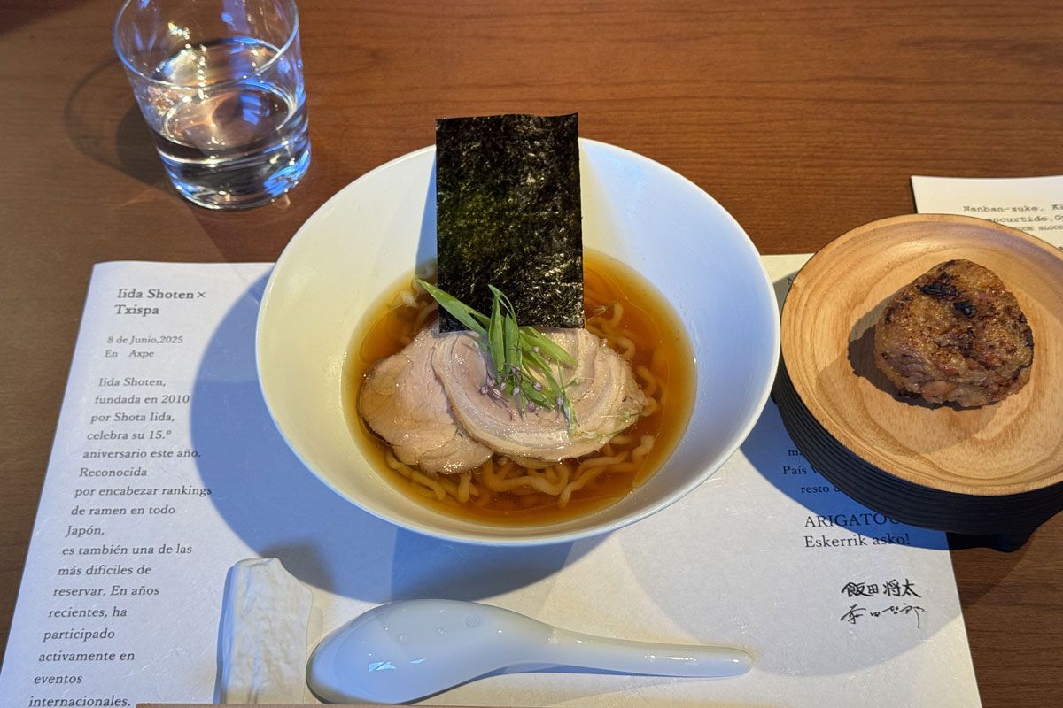 25年7月のスペイン「チスパ」とのコラボレーションでは、現地の豚や地鶏を使ったスープ、手打ち麺、スペイン豚のチャーシューで、その日限りのラーメンを。仕上げに店の畑で朝収穫したネギとネギの花を添えた。（Photos by Nao Suzuki）