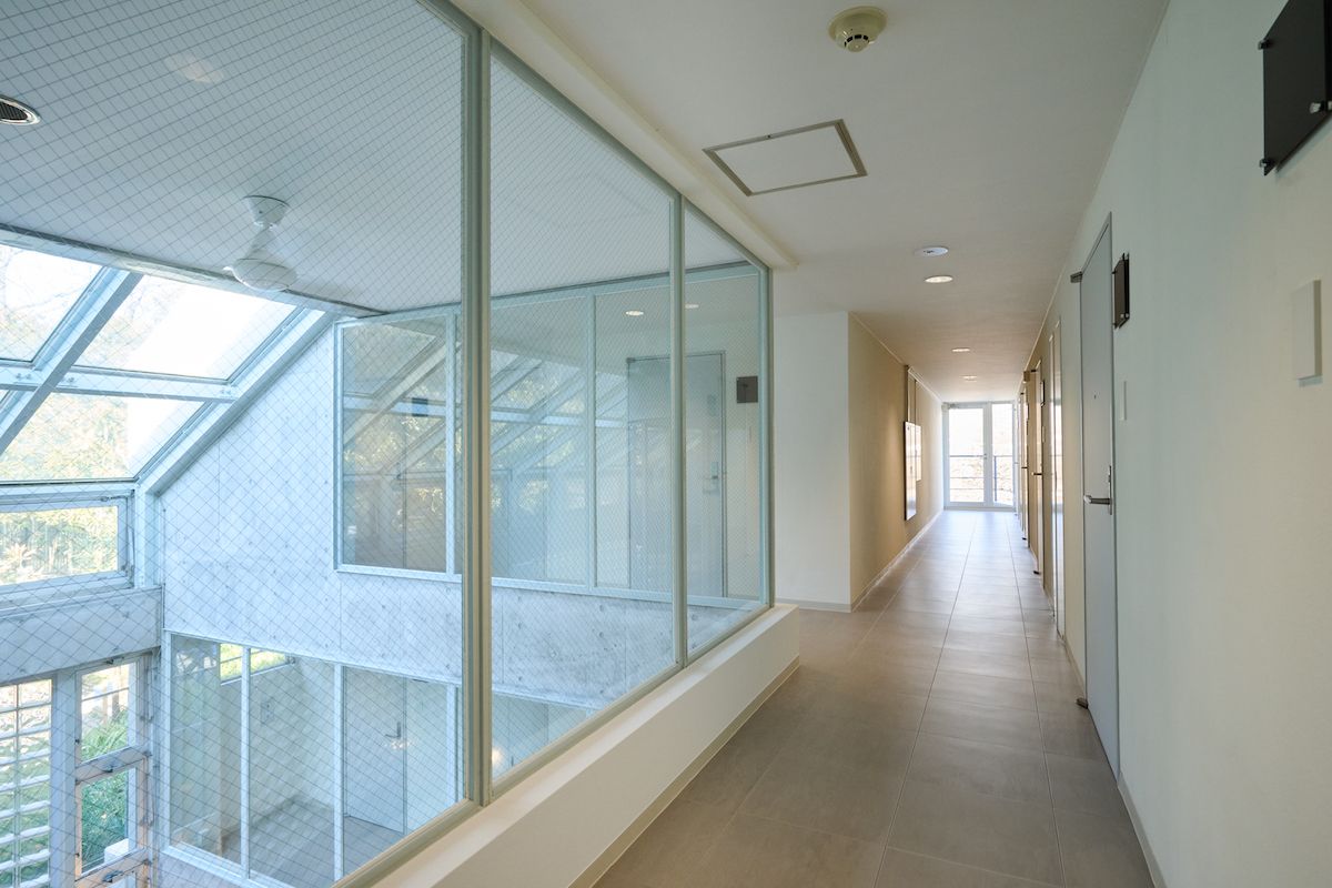 吹き抜けで明るい空間が、作家同士のポジティブなコミュニケーションを促進する。