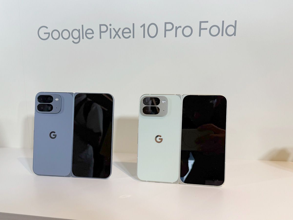 日米のPixelファンに好評だったという、Google Pixel 10 Proシリーズの新色として追加されたMoonstone（左）とJade（右）